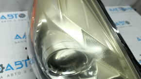 Фара передняя правая Toyota Prius V 15-17, рест, галоген, сломаны крепления, под полировку