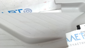 Ornamente prag interior spate stânga pentru Toyota Prius V 15-17, gri, zgârieturi, plastic alb, element de fixare rupt