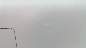 Garnitura inferioară a portbagajului unui Toyota Prius V 15-17 este gri, are zgârieturi, plasticul a devenit alb.