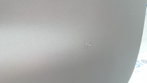 Garnitura inferioară a portbagajului unui Toyota Prius V 15-17 este gri, are zgârieturi, plasticul a devenit alb.