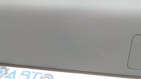 Garnitura inferioară a portbagajului unui Toyota Prius V 15-17 este gri, are zgârieturi, plasticul a devenit alb.