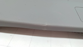 Garnitura inferioară a portbagajului unui Toyota Prius V 15-17 este gri, are zgârieturi, plasticul a devenit alb.
