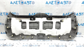 Garnitura inferioară a portbagajului unui Toyota Prius V 15-17 este gri, are zgârieturi, plasticul a devenit alb.