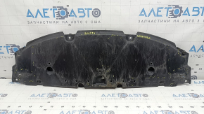 Apărătoarea barei de protecție față a unui Toyota Prius 50 16-18 este uzată, ruptă și îndoită.