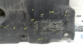 Apărătoarea barei de protecție față a unui Toyota Prius 50 16-18 este uzată, ruptă și îndoită.