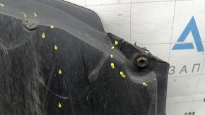 Apărătoarea barei de protecție față a unui Toyota Prius 50 16-18 este uzată, ruptă și îndoită.