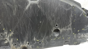 Apărătoarea barei de protecție față a unui Toyota Prius 50 16-18 este uzată, ruptă și îndoită.