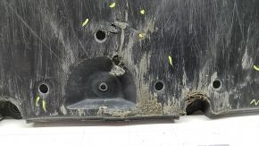 Apărătoarea barei de protecție față a unui Toyota Prius 50 16-18 este uzată, ruptă și îndoită.