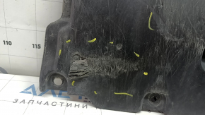 Apărătoarea barei de protecție față a unui Toyota Prius 50 16-18 este uzată, ruptă și îndoită.