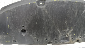 Apărătoarea barei de protecție față a unui Toyota Prius 50 16-18 este uzată, ruptă și îndoită.
