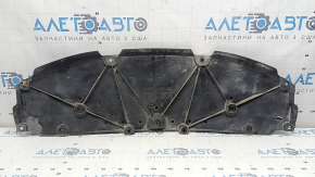 Apărătoarea barei de protecție față a unui Toyota Prius 50 16-18 este uzată, ruptă și îndoită.