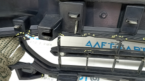 Решетка радиатора в сборе Ford F150 15-20 с эмблемой, царапины, надломана, сломано крепление
