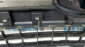 Решетка радиатора в сборе Ford F150 15-20 с эмблемой, царапины, надломана, сломано крепление