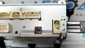 Monitor restaurat Toyota Prius V 15-16 cu zgârieturi