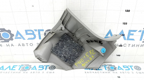 Ornamentul stâlpului stânga jos față pentru un Toyota Prius V 15-17 este gri, plasticul a devenit alb.
