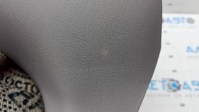 Ornamentul stâlpului stânga jos față pentru un Toyota Prius V 15-17 este gri, plasticul a devenit alb.
