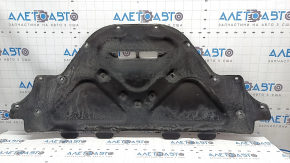 Izolația capotei unui Porsche Macan 15-18 are un element de fixare rupt.
