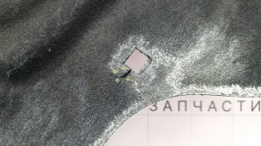 Izolația capotei unui Porsche Macan 15-18 are un element de fixare rupt.