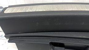 Накладка проема багажника Porsche Macan 15-25 черная, хром накладки, царапины, сломано крепление