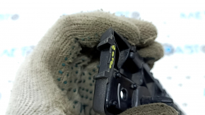 Suportul exterior stânga al barei spate pentru un Ford Escape MK4 20-26 este defect.