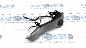 Comenzile de pe volanul din partea dreaptă a unui Toyota Prius V 2015-2017 prezintă zgârieturi.
