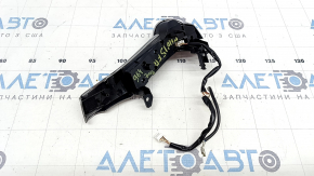 Comenzile de pe volanul din partea dreaptă a unui Toyota Prius V 2015-2017 prezintă zgârieturi.