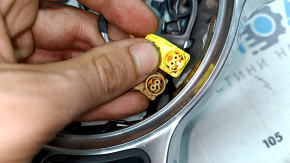 Volanul este gol, din piele, negru, încălzit, cu butoane, padele și ornamentele laterale și are zgârieturi.