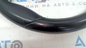 Volanul este gol, din piele, negru, încălzit, cu butoane, padele și ornamentele laterale și are zgârieturi.