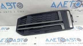 Решетка переднего бампера левая Audi A4 B9 17-17 s-line, без радара, светлый хром, сколы
