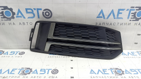 Решетка переднего бампера правая Audi A4 B9 17-17 s-line, без радара, светлый хром, сколы