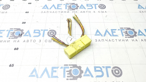 Фишка на модуль srs airbag компьютер подушек безопасности Toyota Prius V 14-16