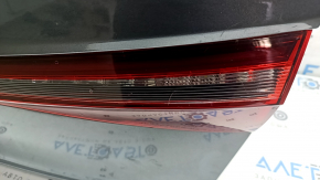 Крышка багажника в сборе VW Jetta 25-26 графит LD7X, с фонарем, обшивкой, отбойниками, замком, эмблемой, ручкой и камерой, царапины