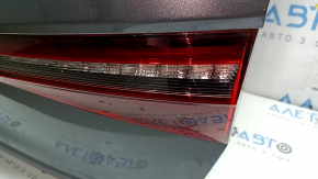 Крышка багажника в сборе VW Jetta 25-26 графит LD7X, с фонарем, обшивкой, отбойниками, замком, эмблемой, ручкой и камерой, царапины
