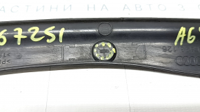 Garnitura de etanșare a capotei din dreapta față la un Audi A6 C8 19-24 este ruptă.