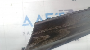 Un set de ornamente interioare pentru Audi A6 C8 19-21 cu aspect de lemn închis, textură, zgârieturi, ghidaj rupt