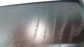 Un set de ornamente interioare pentru Audi A6 C8 19-21 cu aspect de lemn închis, textură, zgârieturi, ghidaj rupt