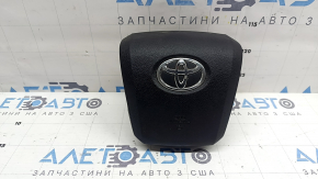 Airbag-ul de pe volanul șoferului pentru un Toyota Prius 50 16-22 este negru și are o clapetă ruginită.