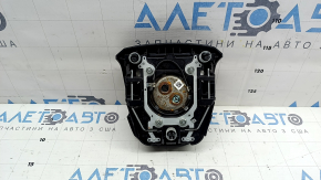 Airbag-ul de pe volanul șoferului pentru un Toyota Prius 50 16-22 este negru și are o clapetă ruginită.