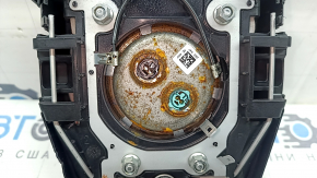 Airbag-ul de pe volanul șoferului pentru un Toyota Prius 50 16-22 este negru și are o clapetă ruginită.