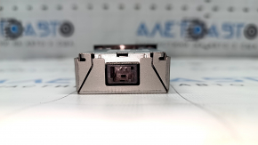 Hub-ul USB AUX pentru Toyota Prius 50 16-22 are un suport defect.