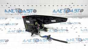 Lampă aripă stângă superioară pentru Toyota Prius 50 19-22, fragment lipsă, zgârieturi, suport rupt, lipită