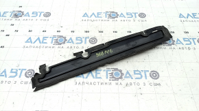Deflectorul superior al radiatorului la Audi A6 C8 19-25 2.0T, 3.0T are o garnitură uscată.