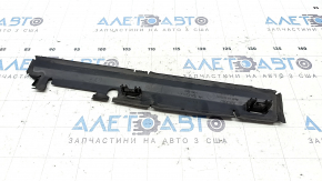 Deflectorul superior al radiatorului la Audi A6 C8 19-25 2.0T, 3.0T are o garnitură uscată.