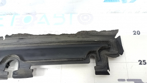 Deflectorul superior al radiatorului la Audi A6 C8 19-25 2.0T, 3.0T are o garnitură uscată.