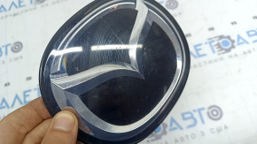 Emblema grilei radiatorului Mazda 3 19-26 sub radar, ciobită, crăpată