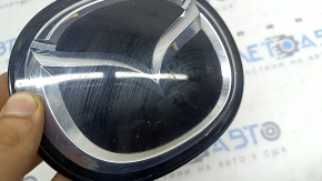 Emblema grilei radiatorului Mazda 3 19-26 sub radar, ciobită, crăpată