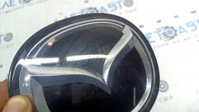 Emblema grilei radiatorului Mazda 3 19-26 sub radar, ciobită, crăpată
