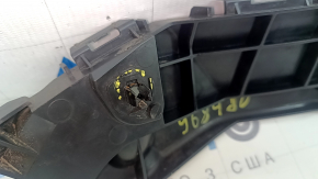 Крепление переднего бампера левое Toyota Rav4 16-18 рест, сломана защелка
