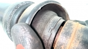 Arborele de transmisie al Audi A4 B9 17-25 are microfisuri pe suspensie, este ruginit