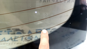 Luneta unui Mazda 3 19-26 4D fabricată în Japonia are o nuanță umflată.